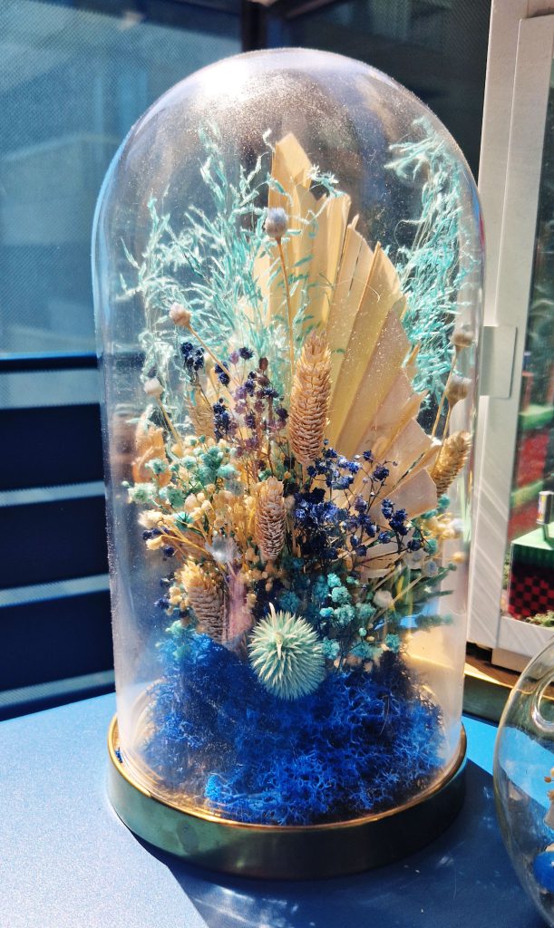 diorama et dome de fleurs séchées - fleurs séchées bleues